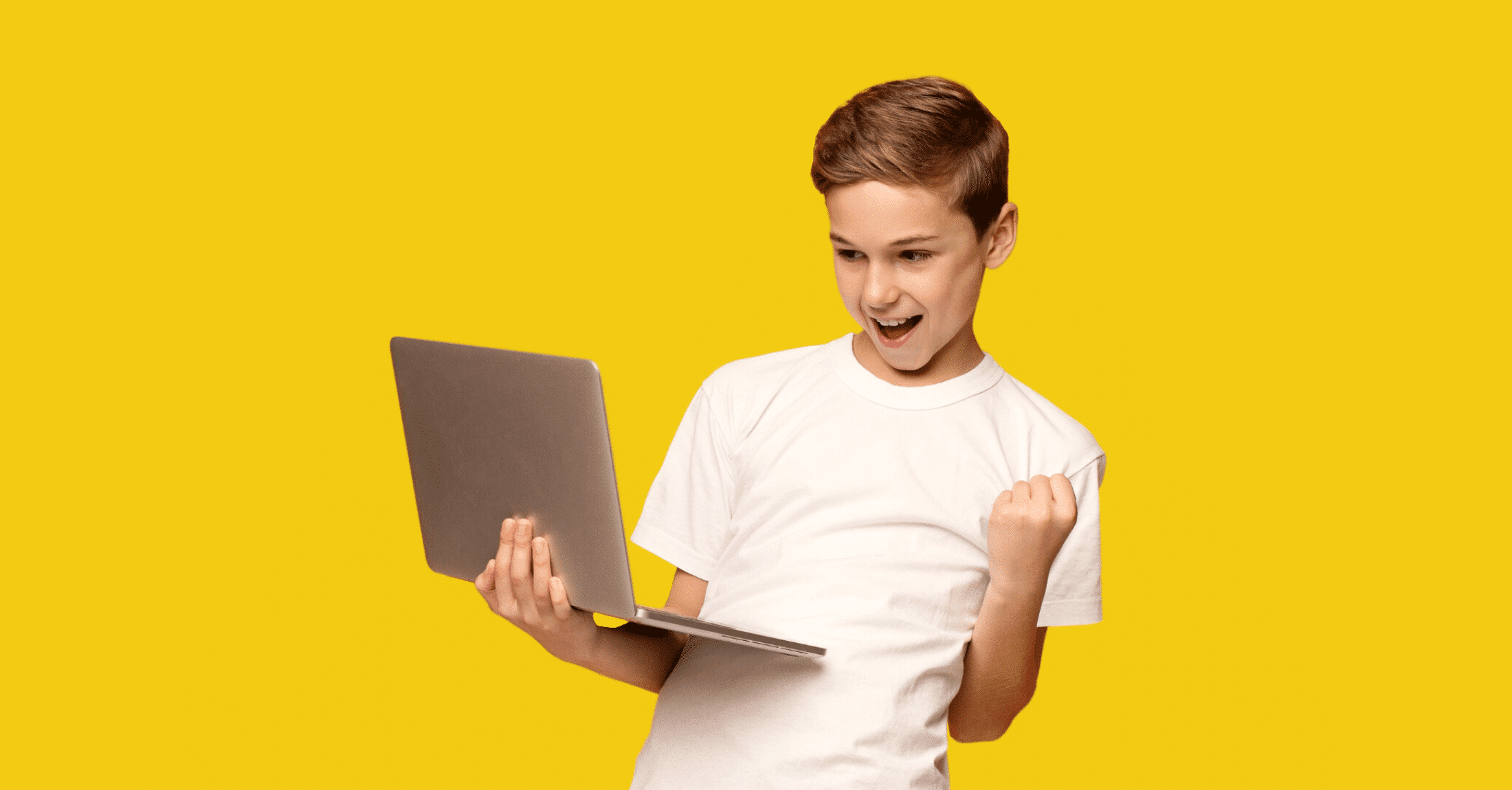 Poika läppäri sylissä hymyilee onnistumistaan. TueTiimiä.fi varainhankinta tarjoaa nuorille onnistumisen kokemuksia ja nostaa nuorten itseluottamusta.